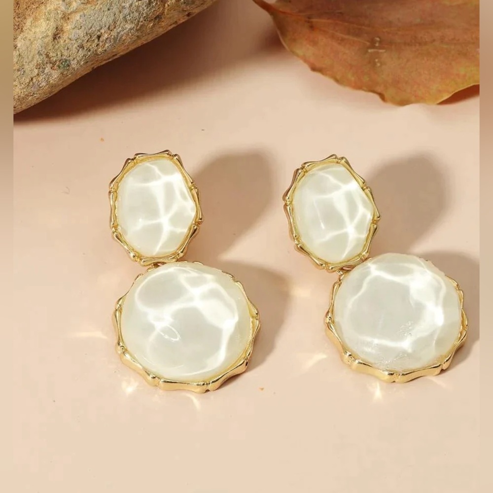 🌻5/$25🌻 Elegant White and Gold Wave Earrings